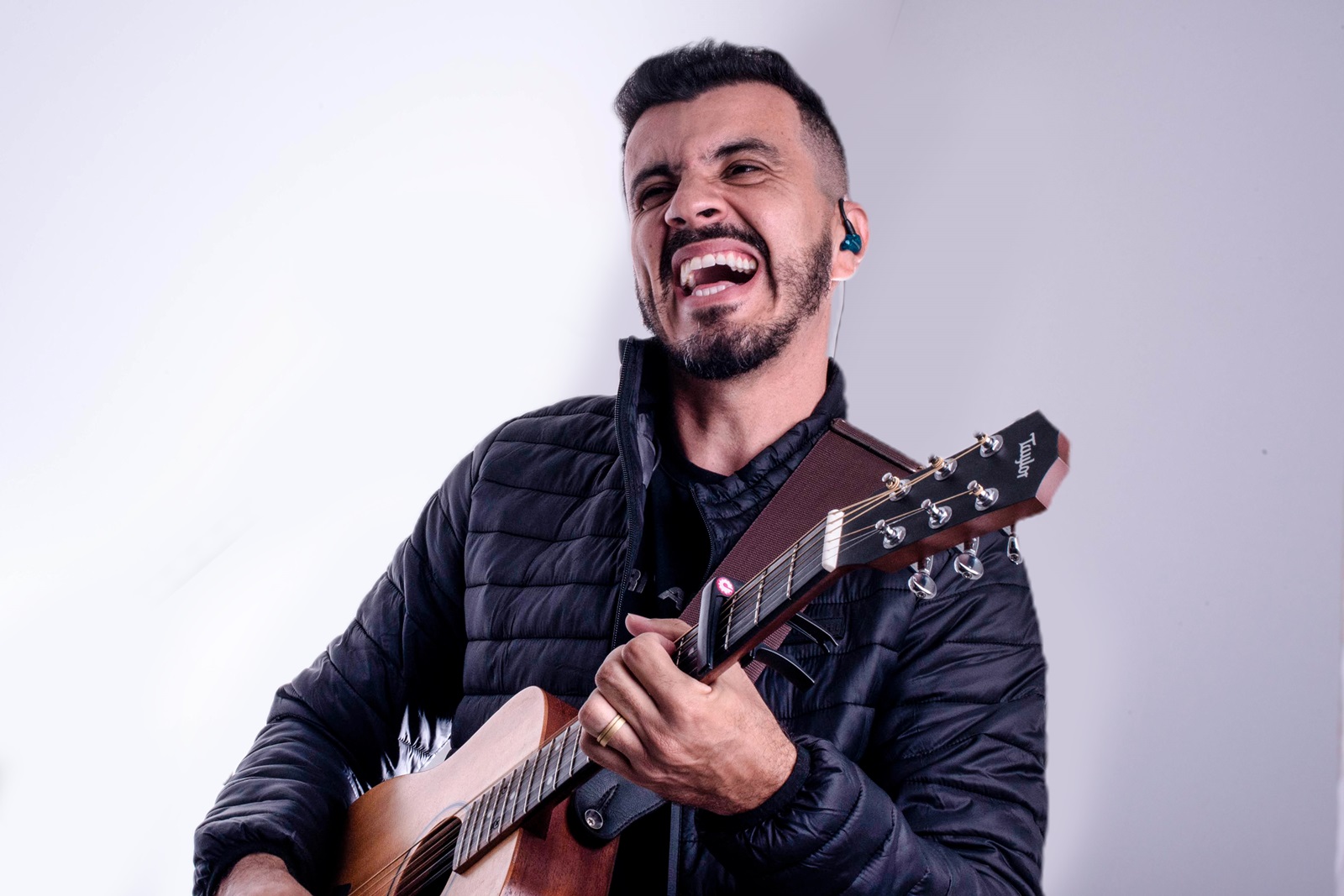 O cantor Stéfanno Dias. Foto: Divulgação/Nova Fase Music.