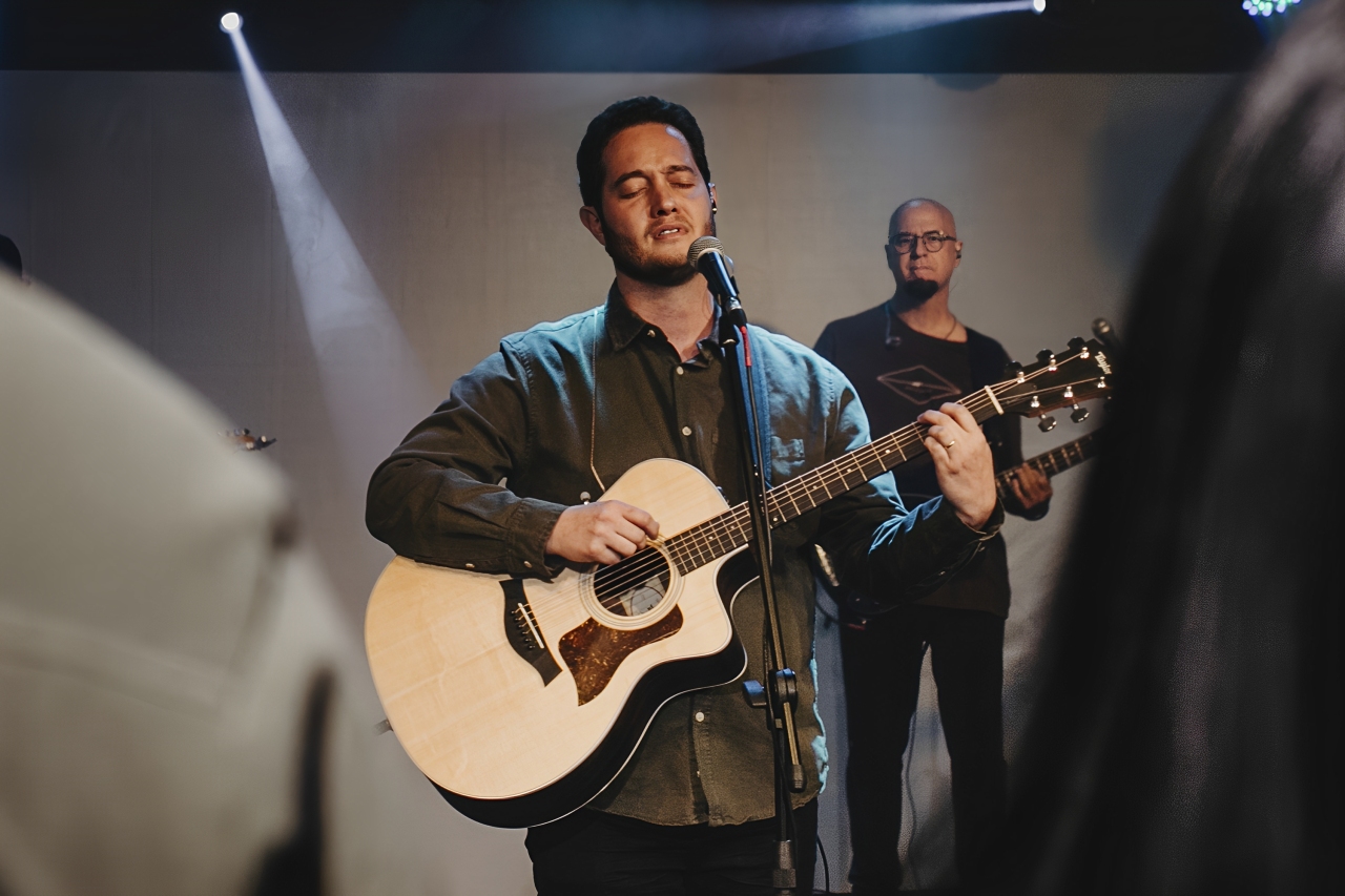 O cantor e pastor Lucas Brondi. Foto: Divulgação.