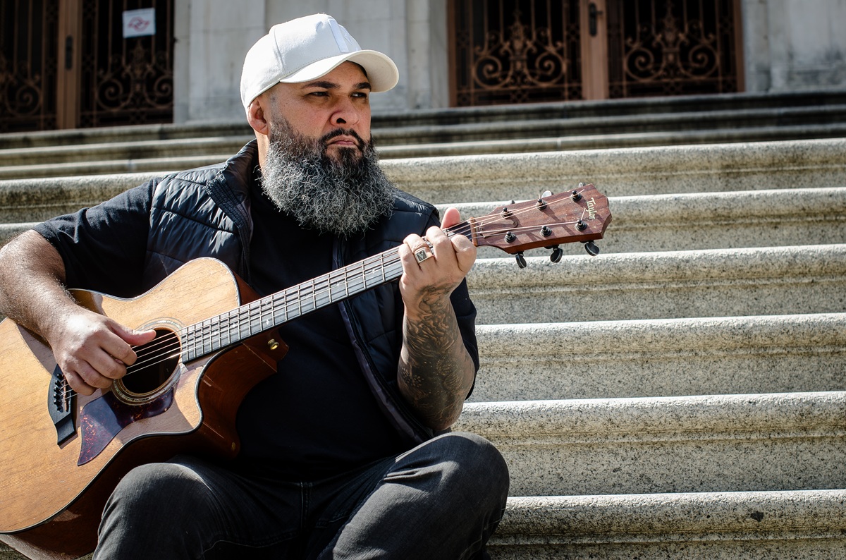 O cantor Vitor Teixeira. Foto Pâmela Michele.