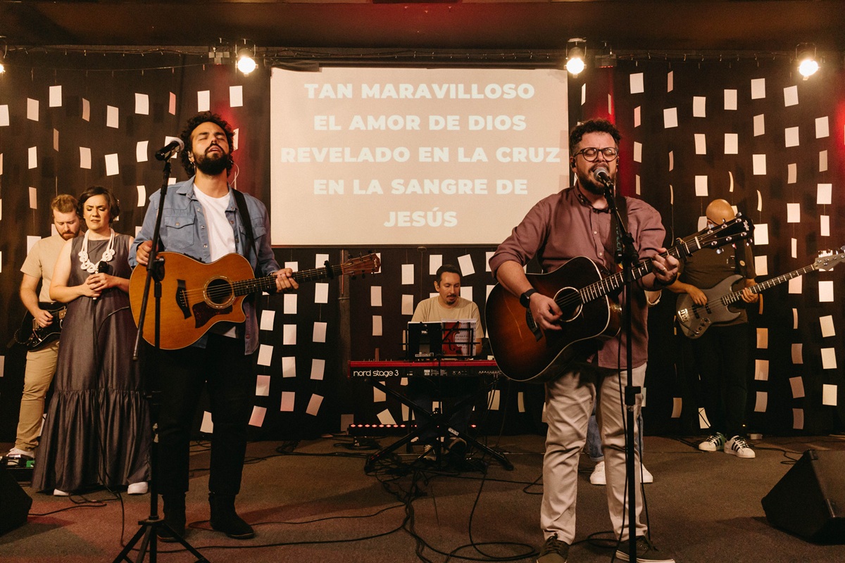 Os cantores Carlinhos Falsetti e Rapha Sousas. Foto: Divulgação.
