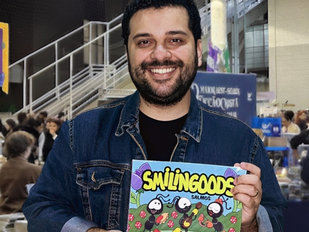 O ilustrador Isaque Arêas na FEFICC 2025 com o livro Smilingoods. Foto: Lucas Moraes.