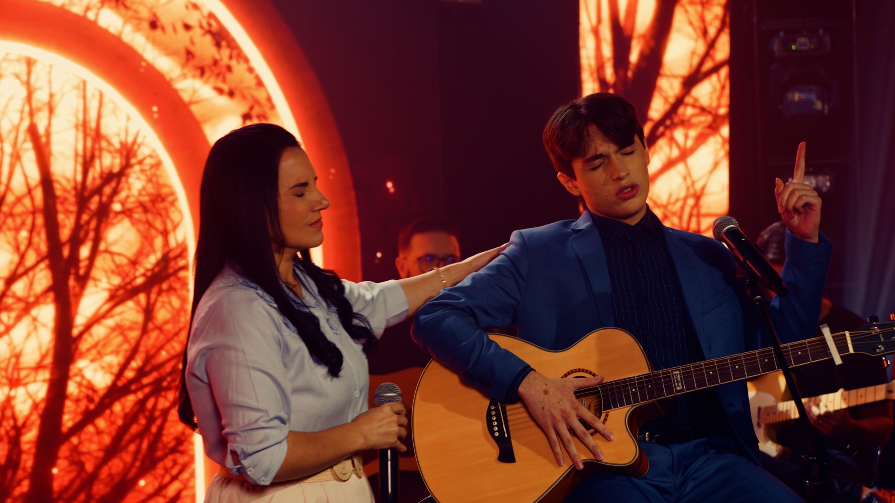 O cantor Nicolas Henrique e sua mãe Giselli Cristina. Foto: Divulgação.